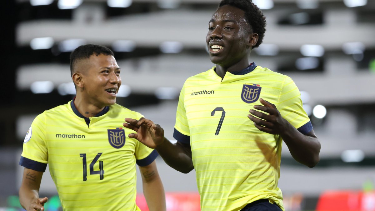 Medina (d) celebra su gol de tiro libre que selló el 1-1 ante Venezuela.