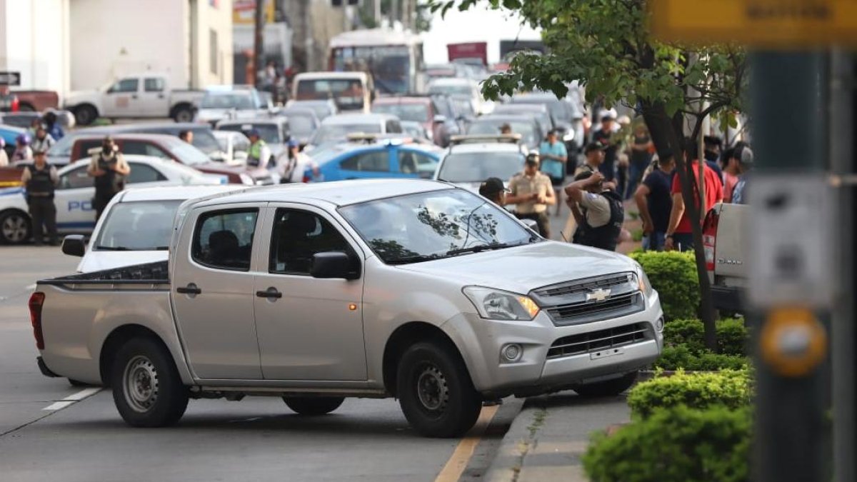 En esta camioneta, personal de Policía persiguió a los supuestos extorsionadores.