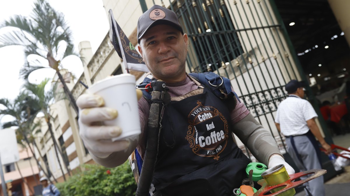 Luis Cornee mostrando uno de sus capuchinos especiales que acababa de preparar a las afueras del Mercado Central.