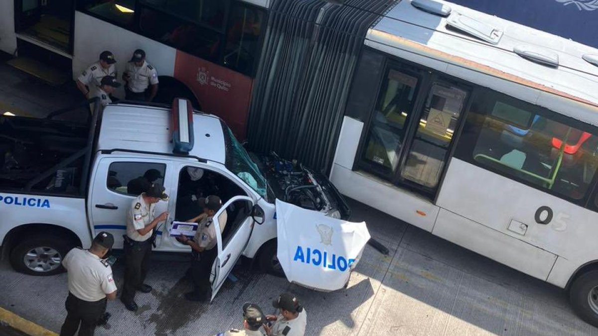 Una camioneta policial chocó contra una unidad del Trole.