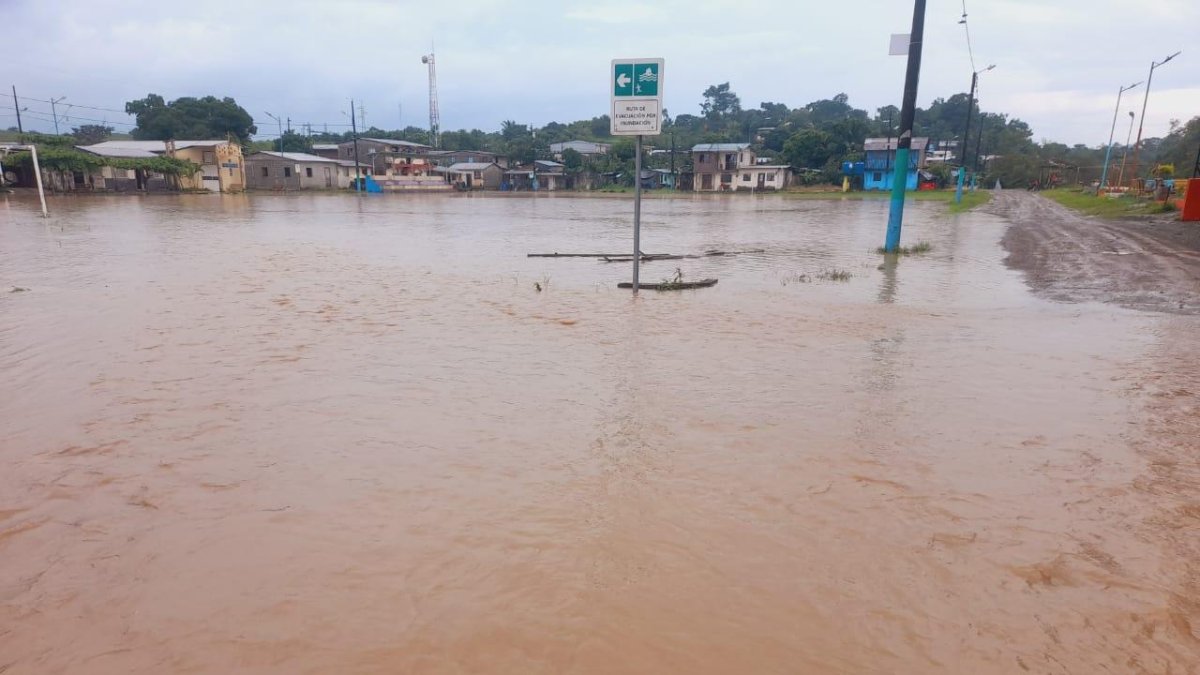 Muisne 'bajo el agua'.