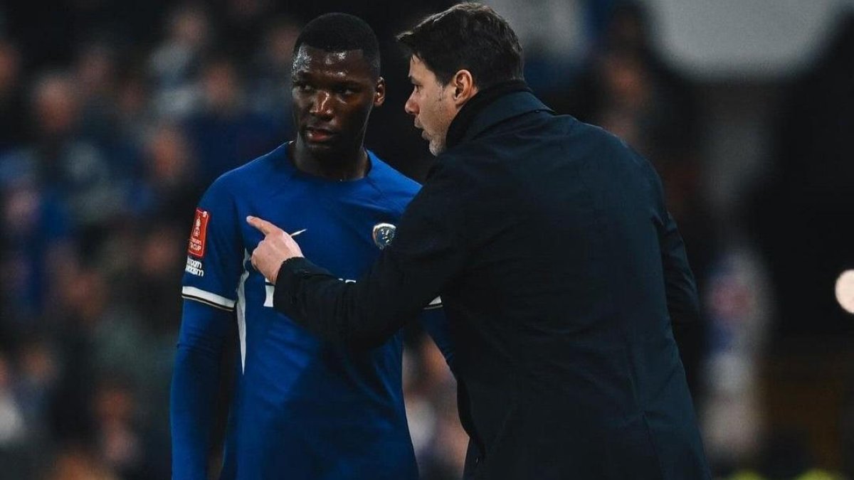 Moisés Caicedo destaca como titular en Chelsea, que es dirigido por Mauricio Pochettino.