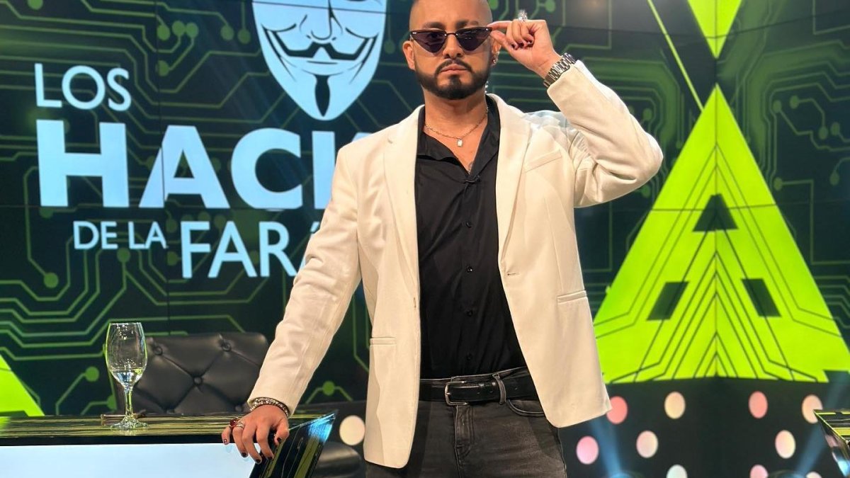 Santiago Castro es un presentador de farándula conocido en redes sociales.