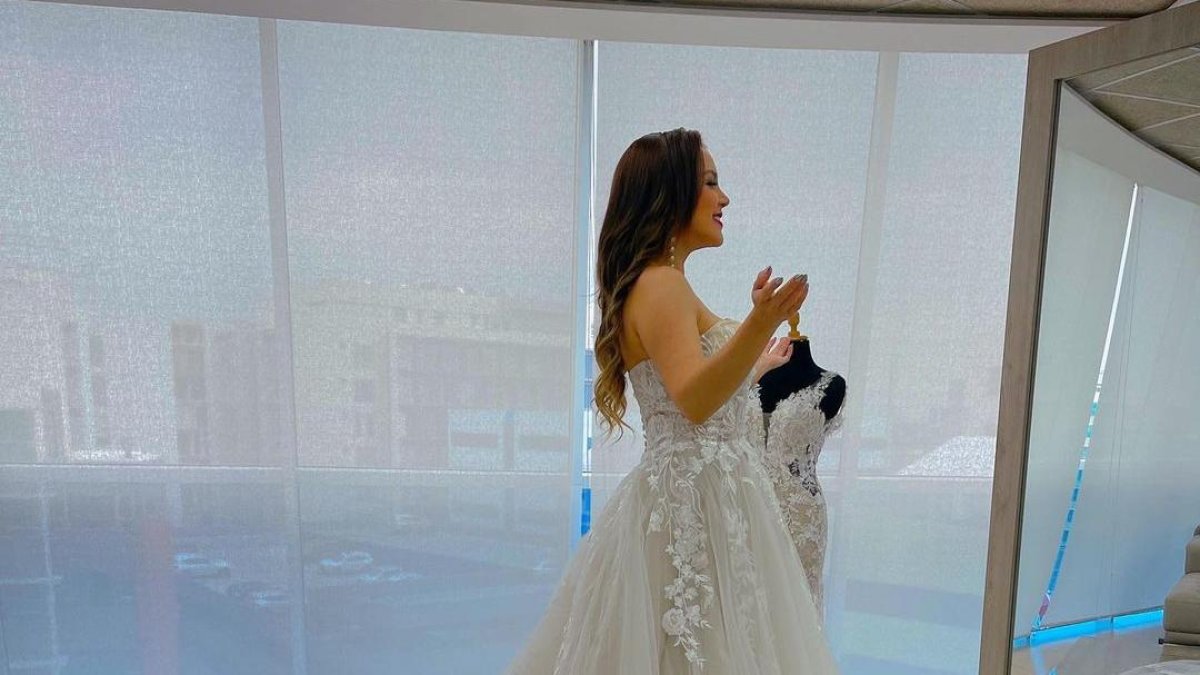 Fotos de la reportera Silvana Torres probándose vestidos de novia.