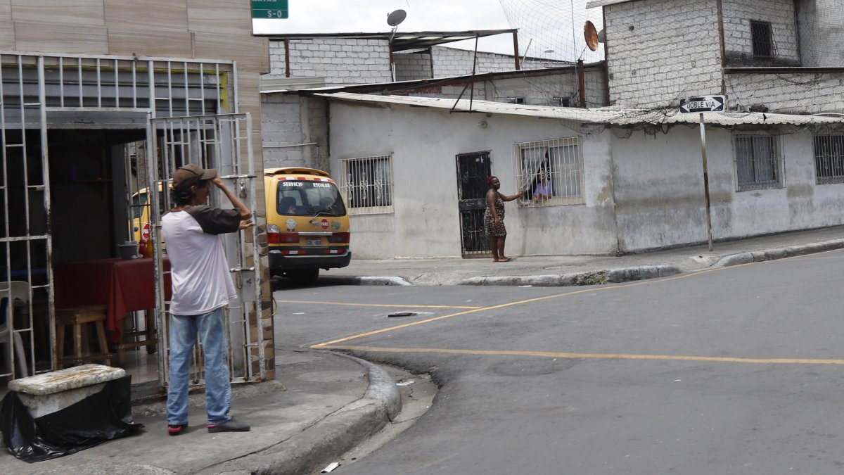 El crimen de Bola 8 ocurrió en el exterior de una escuela, en donde juegan ecuavóley. El suceso ocurrió a las 17:10 del último sábado.