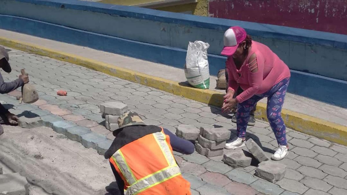 Fabiola Terán ayudó también a los obrero municipales, para que las mejoras de su sector se dieran lo más pronto posible.