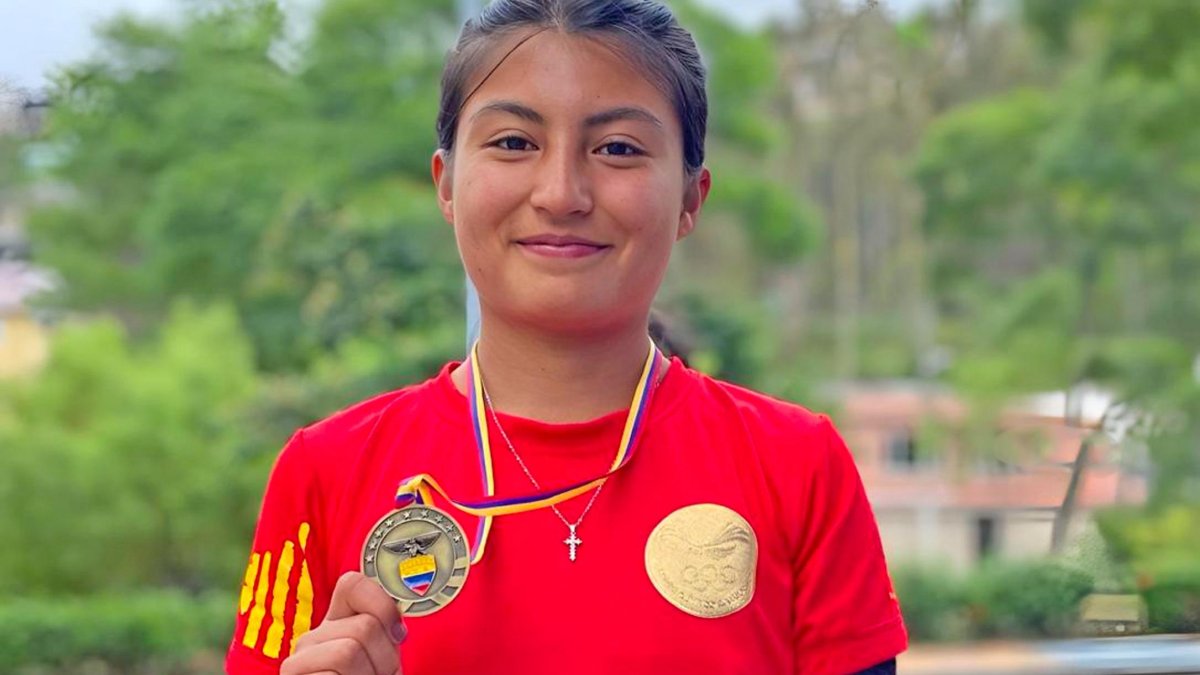 Paula con la medalla de campeona nacional en los 20 km damas.
