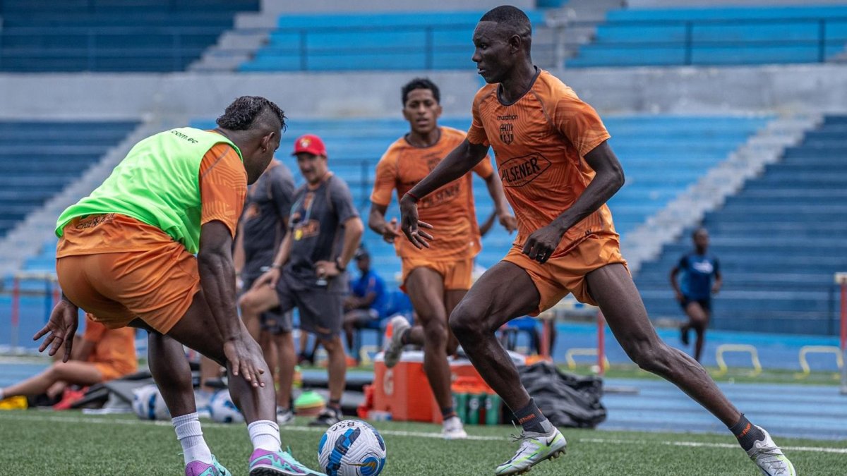 Barcelona sigue de pretemporada, aquí un entrenamiento en el estadio Modelo Alberto Spencer.