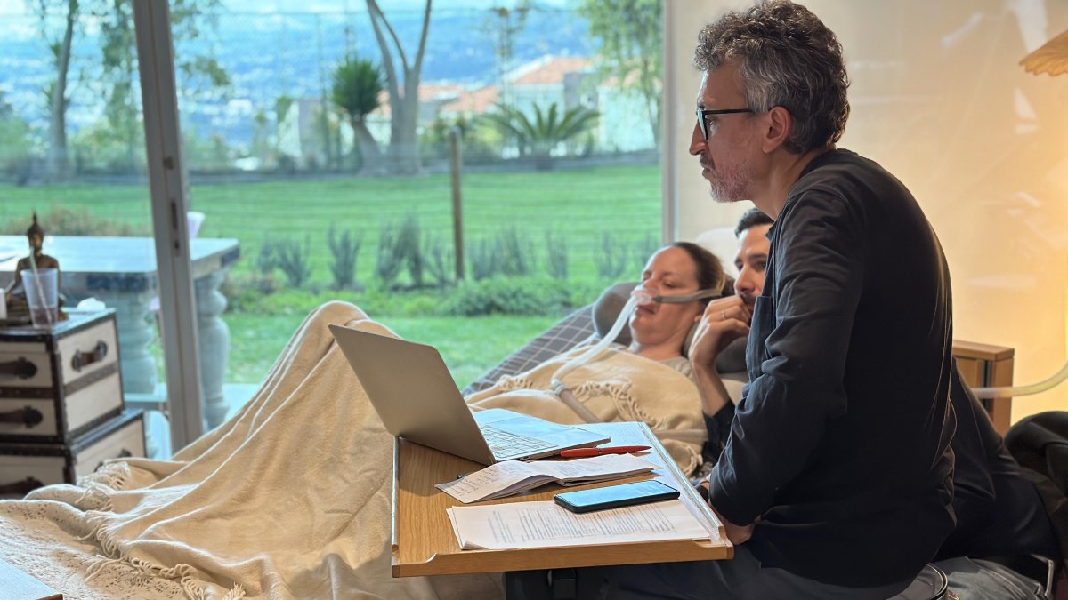 Paola Roldán está postrada en una cama, con dolores muy fuertes.