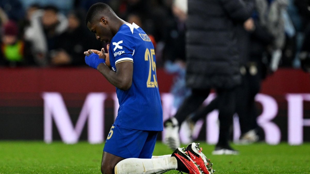 Moisés Caicedo se arrodilla y agradece a Dios, tras la victoria del Chelsea.