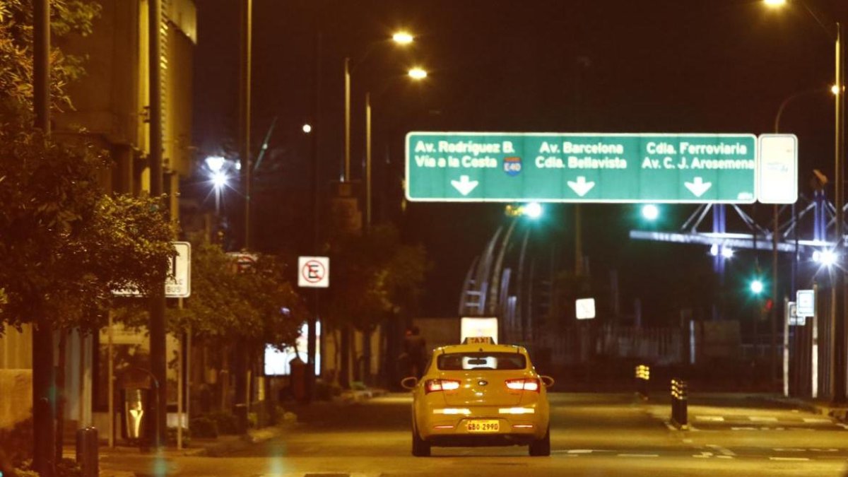 En Guayaquil, el toque de queda va desde 00:00 a 05:00.