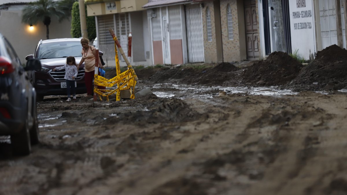Los residentes tienen que caminar con precaución para no sufrir una caída.