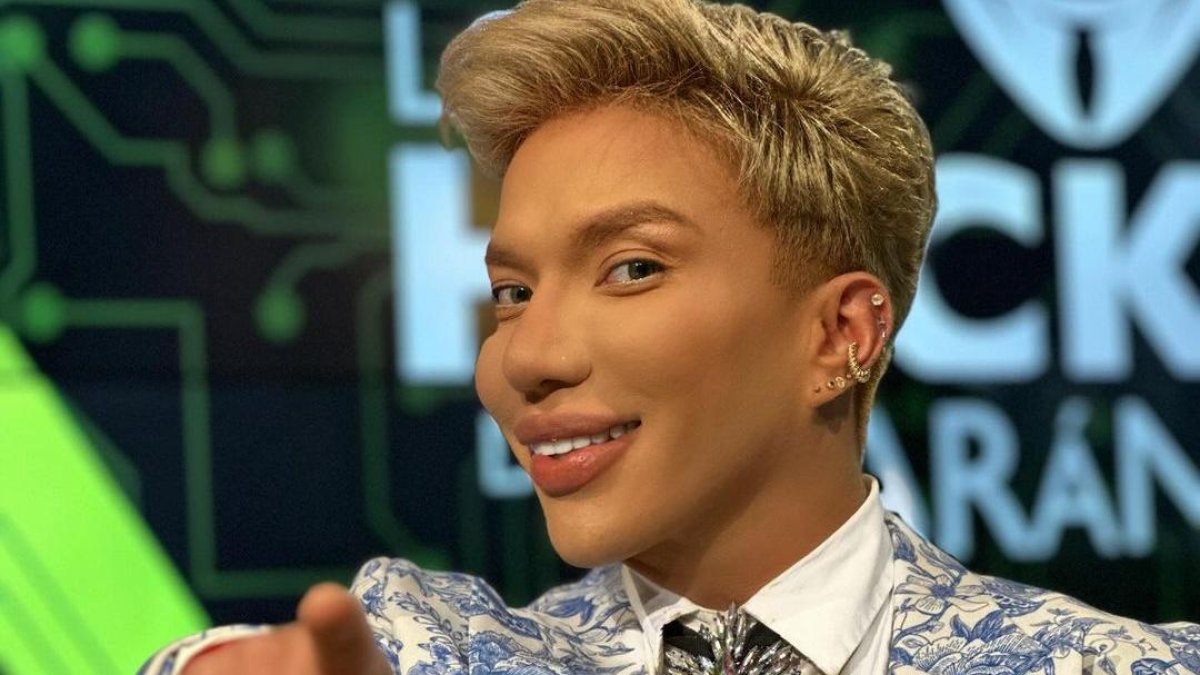 Héctor Alvarado también se desempeña como profesor de maquillaje.