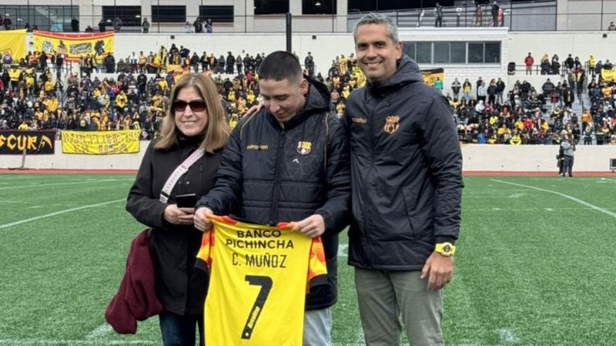 Carlos Muñoz Jr., junto a su madrecita Violeta Vergara, recibió la camiseta de parte de Raúl Chávez, directivo amarillo.
