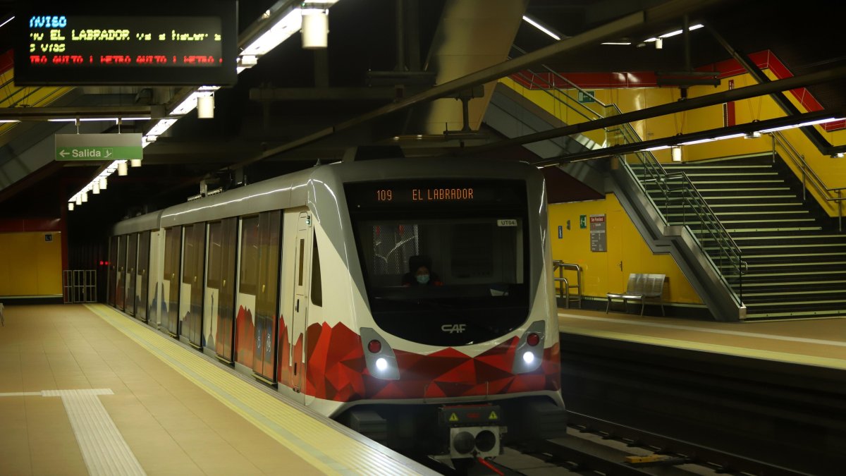 Hubo un inconveniente con una niña en una de las paradas del Metro de Quito.