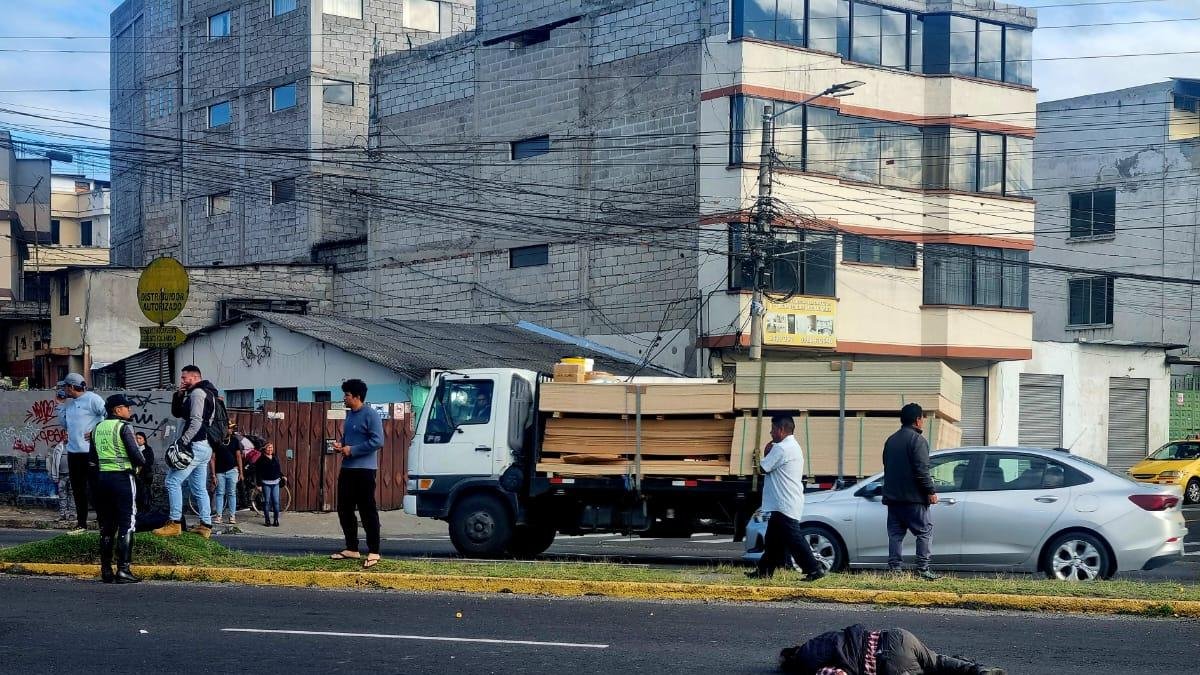 El cuerpo quedó tendido en la vía luego del suceso, en el norte de la ciudad.