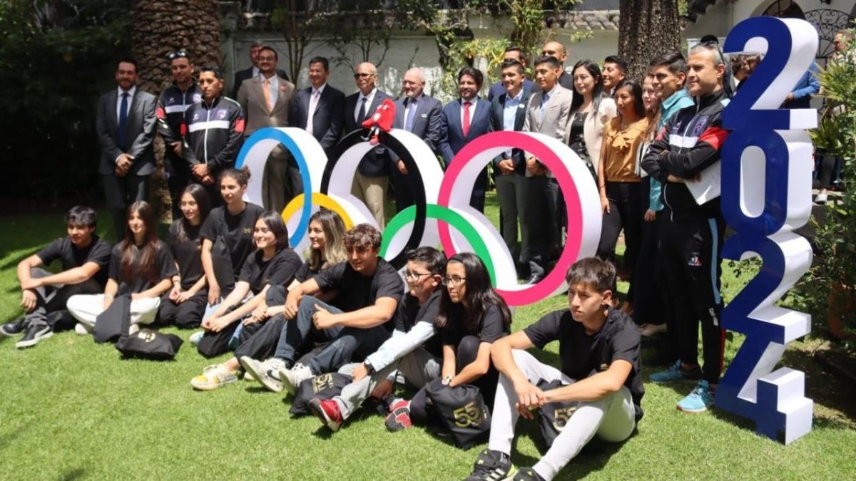 La comitiva olímpica de Ecuador en la Embajada de Francia, en Quito.