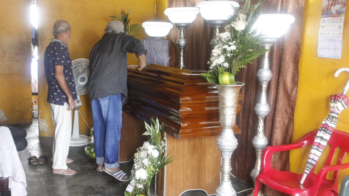 El cadáver de Ronny fue retirado la tarde del sábado y es velado en su vivienda. El sepelio quedó pendiente hasta conseguir la plata necesaria.