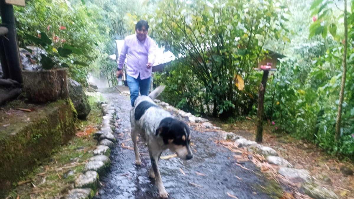 Perri, con mucha  alegría, recibe a los turistas y los lleva por  los recorridos.