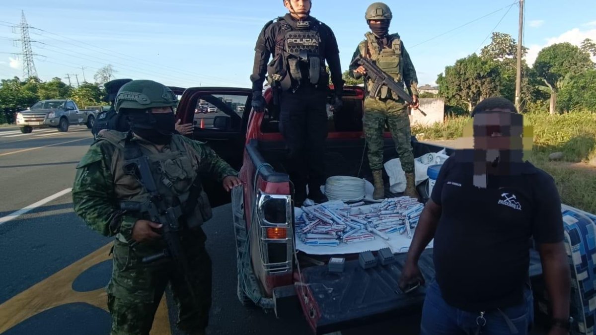 El sospechoso llevaba el explosivo en el balde de la camioneta, cubierto con colchones.