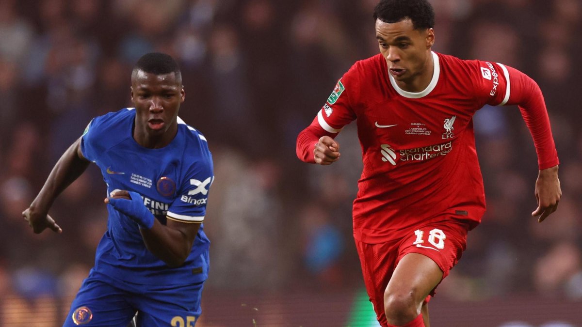 Moisés Caicedo, titular con los Blues del Chelsea.