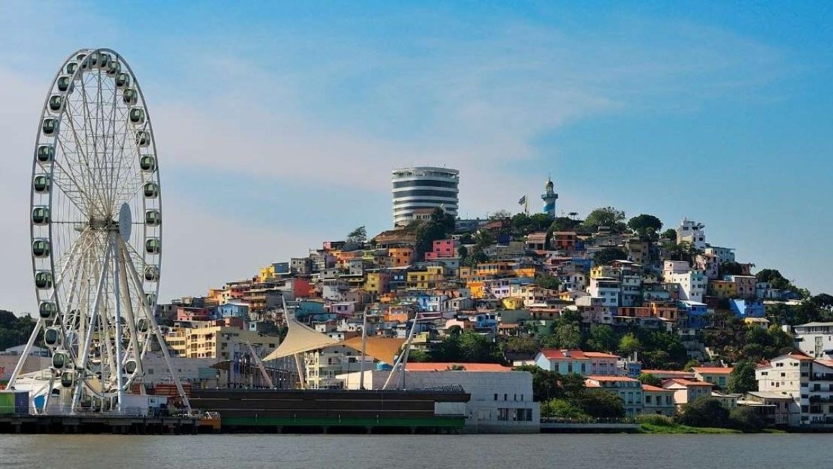 El pintoresco Barrio Las Peñas, uno de los lugares turísticos del puerto principal.