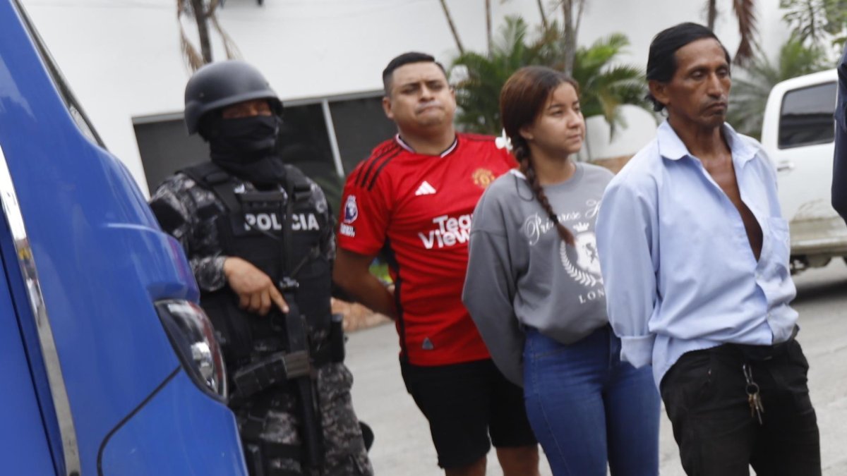 Ninguno de los tres detenidos en una de las casas posee antecedentes penales, según información policial. Entre ellos hay una mujer.