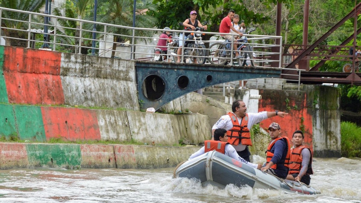 Bomberos y ciudadanos de Bolívar realizando la búsqueda del cuerpo de Carlos Anchundia