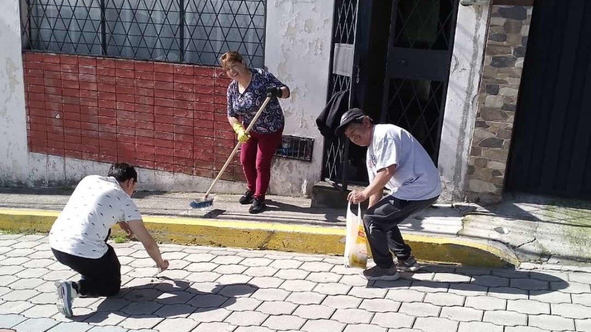 Los moradores limpiaron hasta lo que había entre los adoquines, en San Juan.