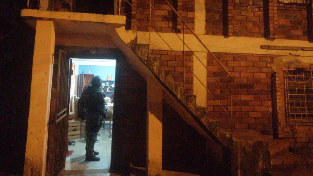 Momento en que los agentes policiales intervenían la vivienda, el pasado lunes.