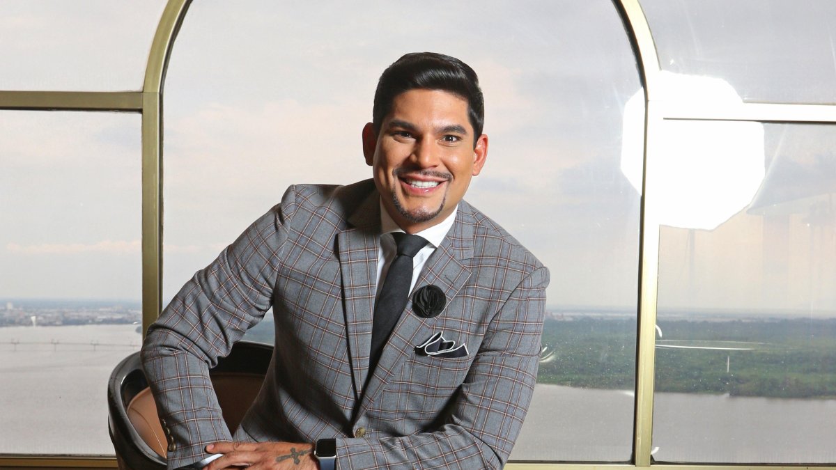 Emilio Pinargote fue presentador en TC Televisión y actualmente se dedica a sus redes sociales, marcas y animaciones.