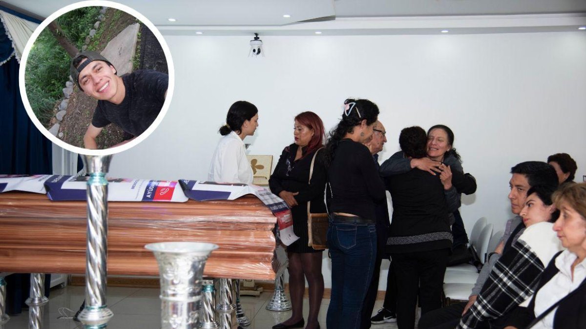 El féretro fue cubierto con los carteles de la búsqueda de Hernán Mendoza. Hubo un breve velorio en el sur de Quito.