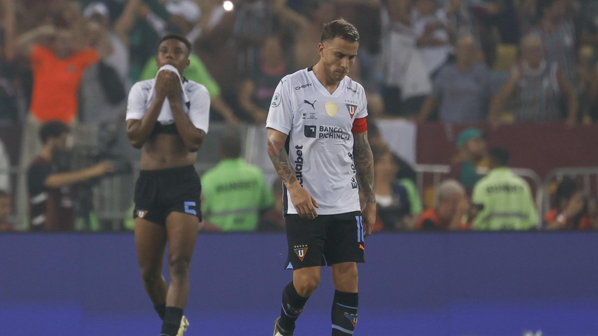 El argentino Ezequiel Piovi (d), capitán de Liga, lamenta el 1-0 transitorio del Fluminense.