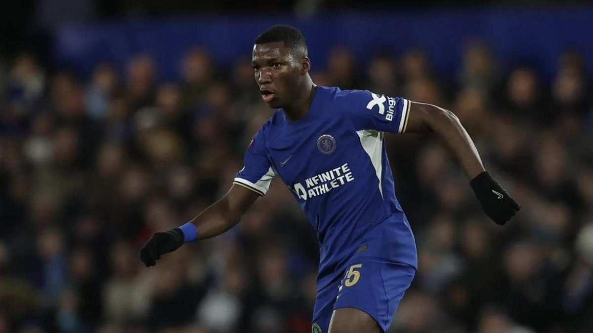 Moisés Caicedo actuó de titular en el empate de Chelsea ante Brentford
