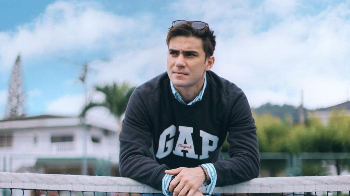 Carlos Scavone es un actor y ahora será presentador del reality Combate.