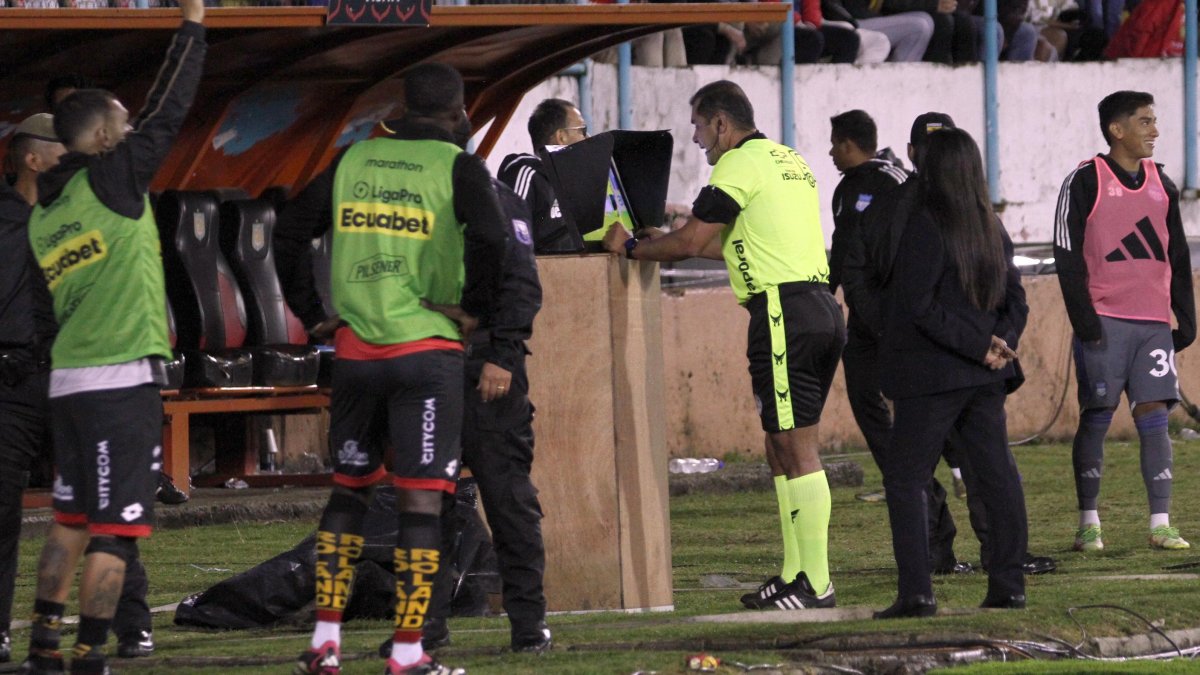 El juez Roddy Zambrano acude al VAR durante el juego entre Deportivo Cuenca y Emelec, en el Alejandro Serrano Aguilar.