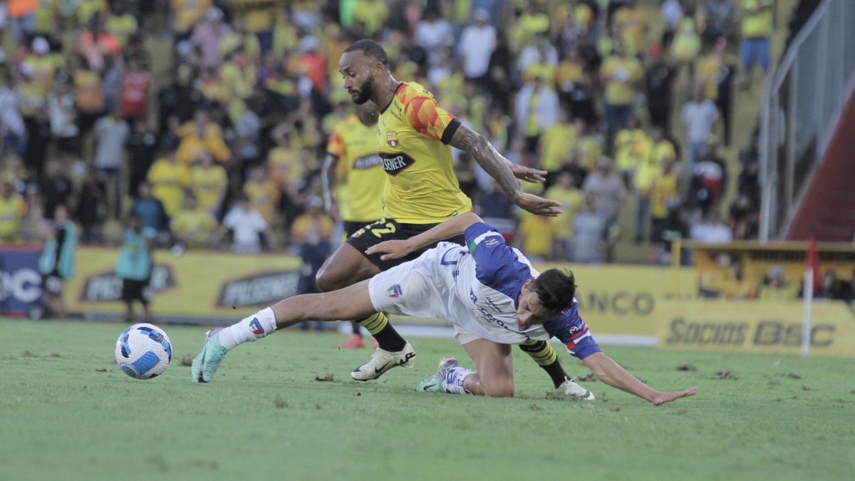 El brasileño Leonai Souza (i) dominó el medio campo junto a su dupla, el uruguayo Jesús Trindade.