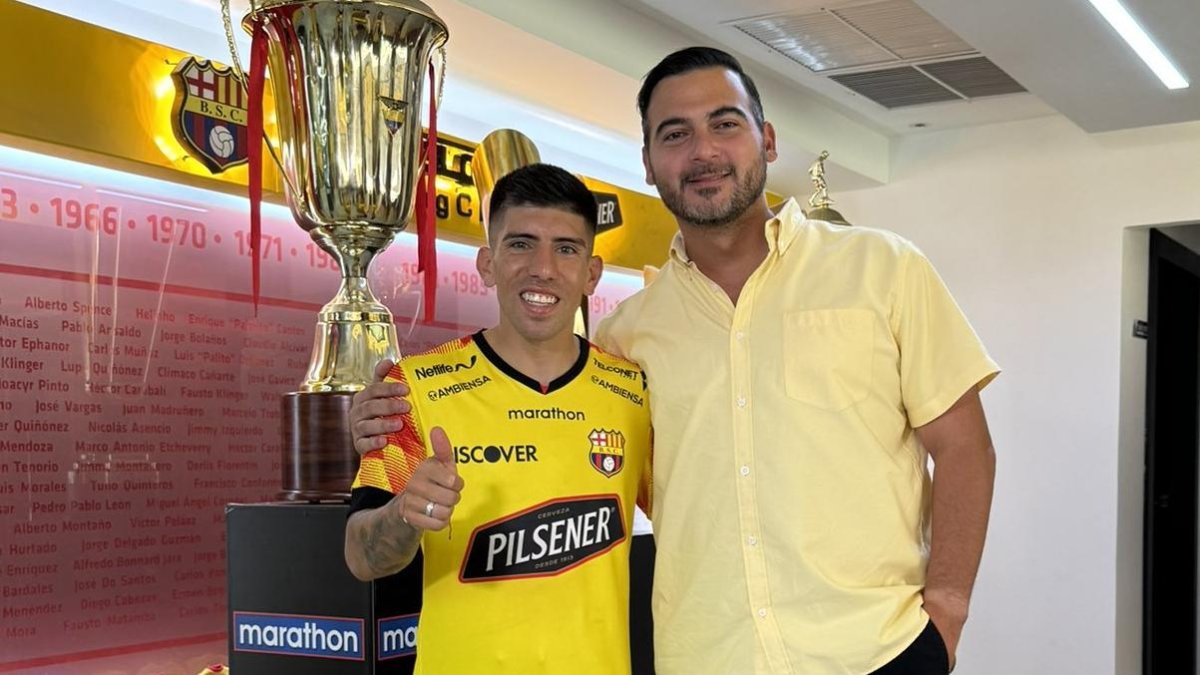 Braian Oyola con la camiseta amarilla junto a Antonio Álvarez, presidente del Barcelona.