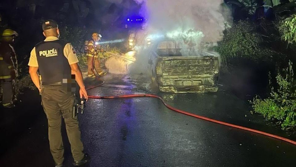 En ese momento el Cuerpo de Bomberos no pudo percatarse del cuerpo que se encontraba en el interior de la camioneta