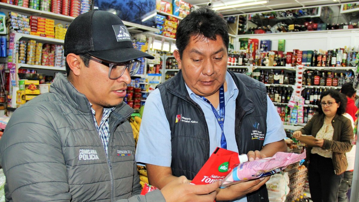 Técnicos de ARCSA realizan inspecciones de los alimentos procesados.