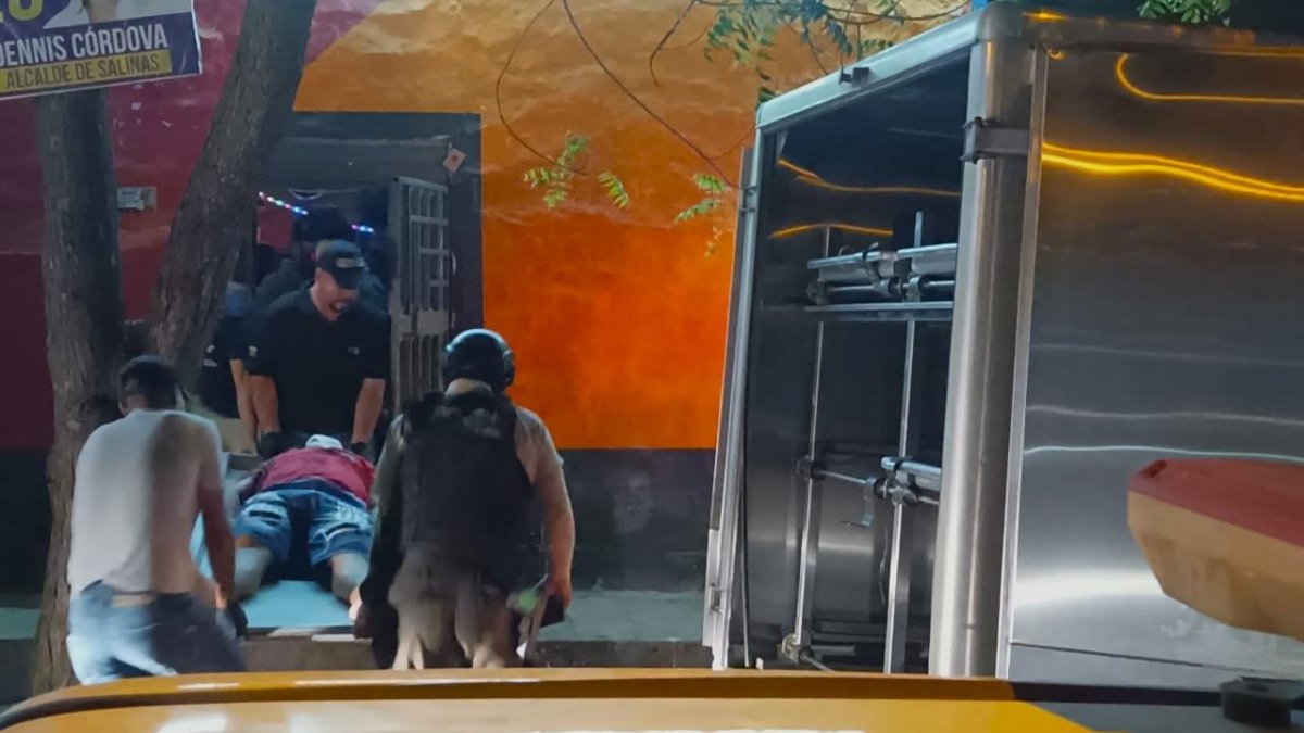 Tras la revisión, investigadores sacaron el cuerpo de Fernando Mirabá Chipe.