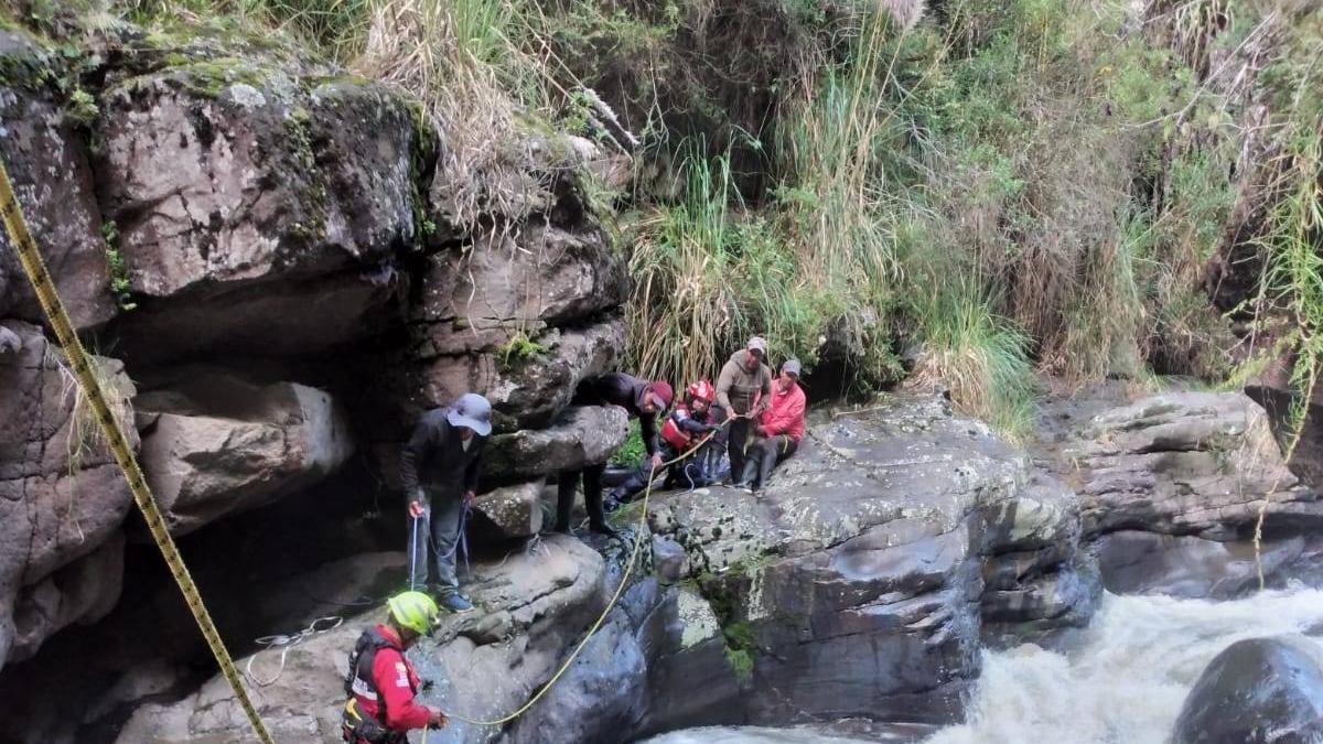 Los socorristas realizaron varias maniobras para sacar los cuerpos del río.