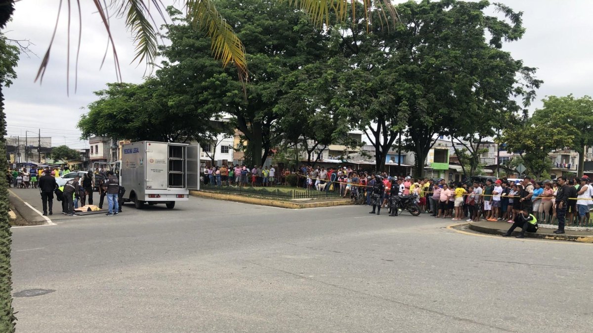 Compañeros lloraron por lo ocurrido a Carlos Gil, quien fue atacado con 6 disparos en la avenida Clemente Baquerizo.