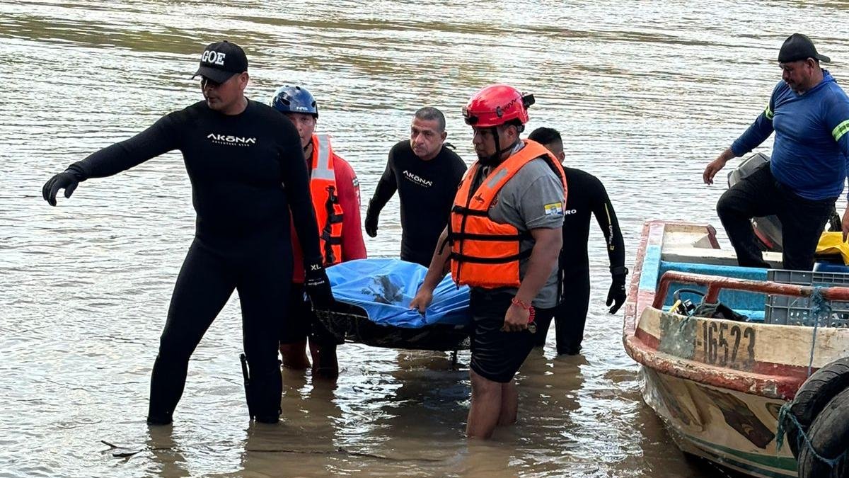 Los rescatistas sacan el cuerpo de Benjamín Caiza, quien cayó al río Daule.