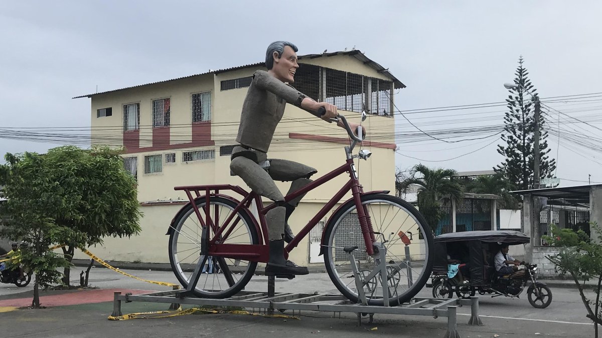 En la intersección de la calle José Robles, se encuentra ubicada la escultura 