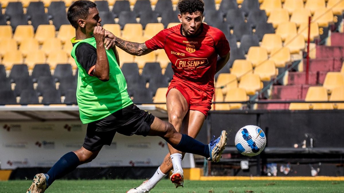 Joao Rojas remata a portería en duelo amistoso contra la reserva de Barcelona, en el estadio Monumental.