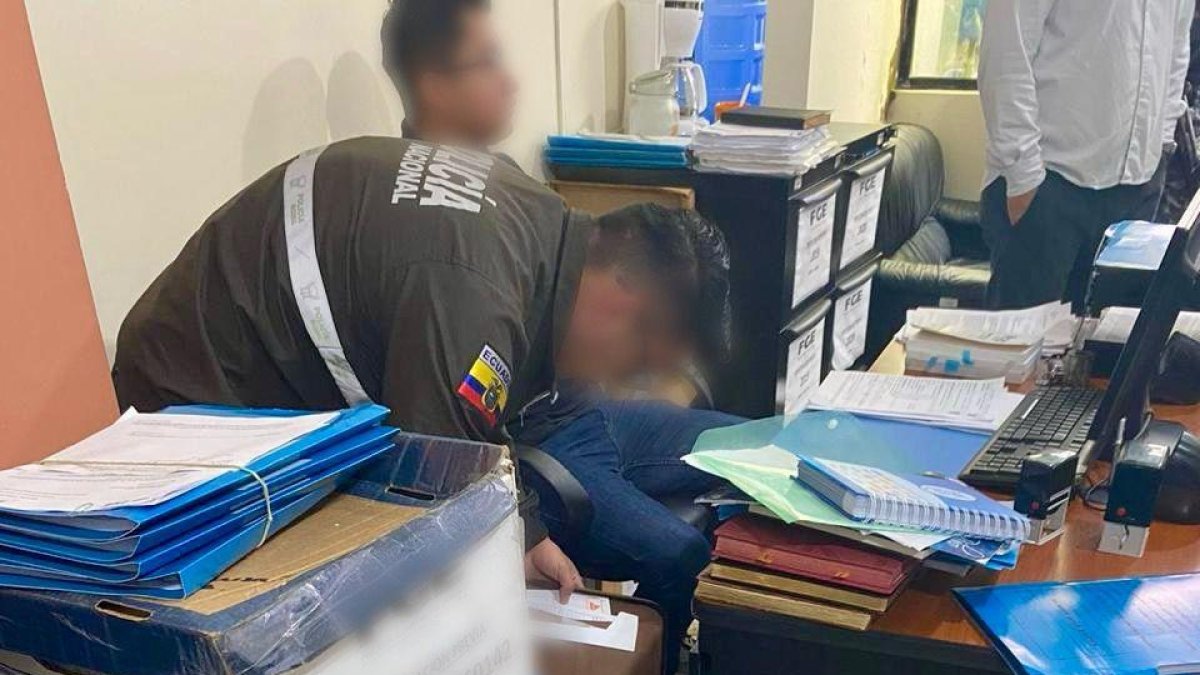 Personal de la policía realizando el operativo