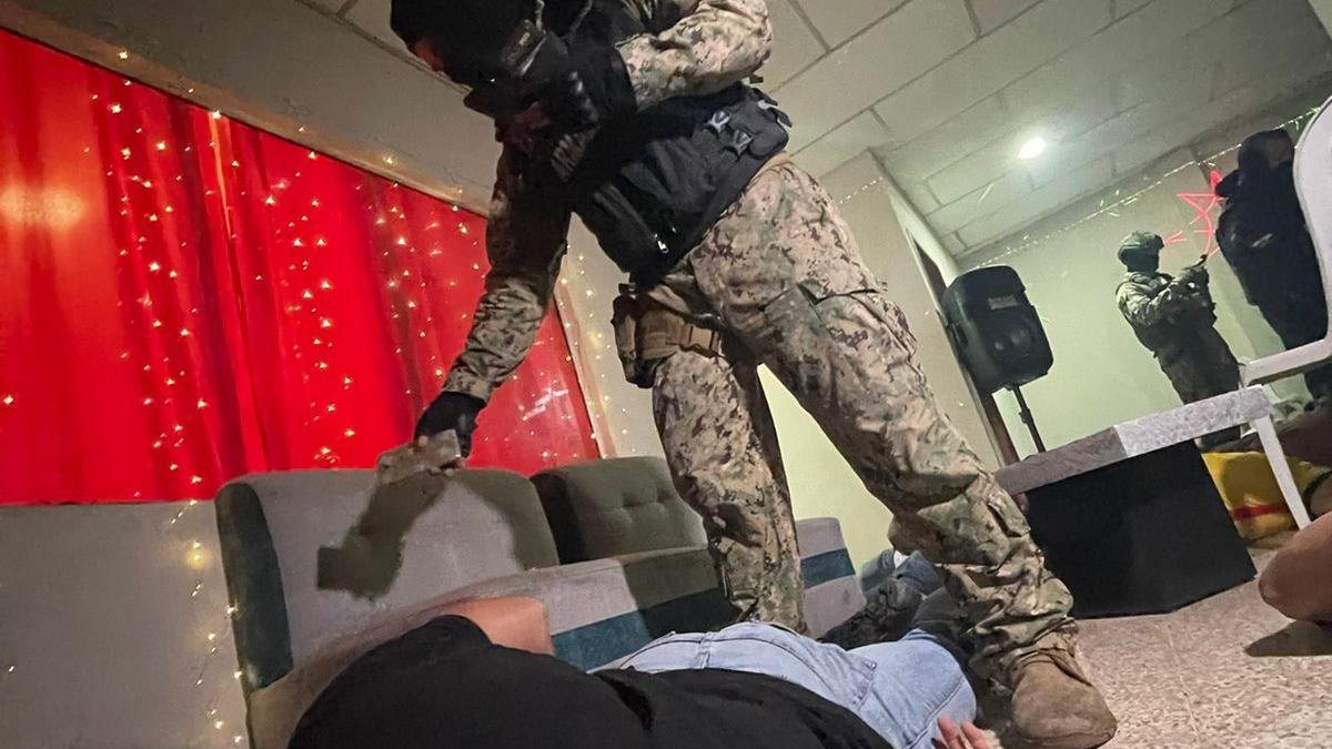 En el sitio, durante el toque de queda, se halló a 30 ciudadanos, quienes fueron puestos a órdenes de la autoridad competente.