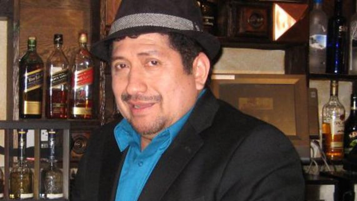 aladino el Mago de la rockola, continúa internado en el hospital.