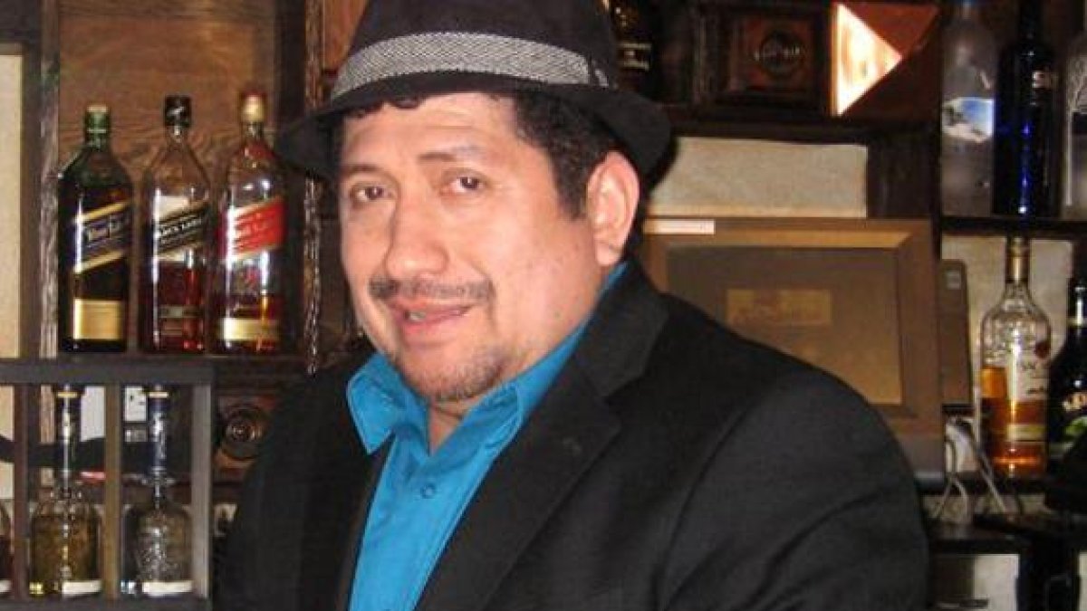 aladino el Mago de la rockola, continúa internado en el hospital.